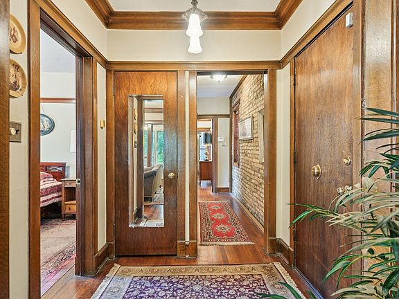 5th image of 3743 N Pine Grove Ave #3