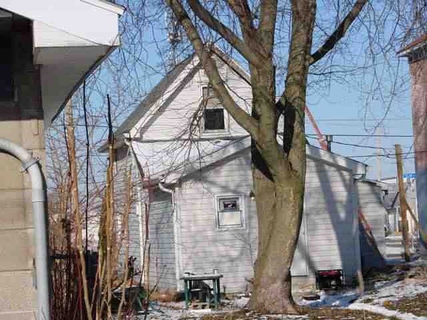 2nd image of 205 W Elm St