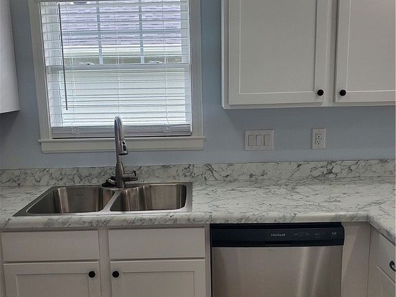 3rd image of 2080 Auburn Ave
