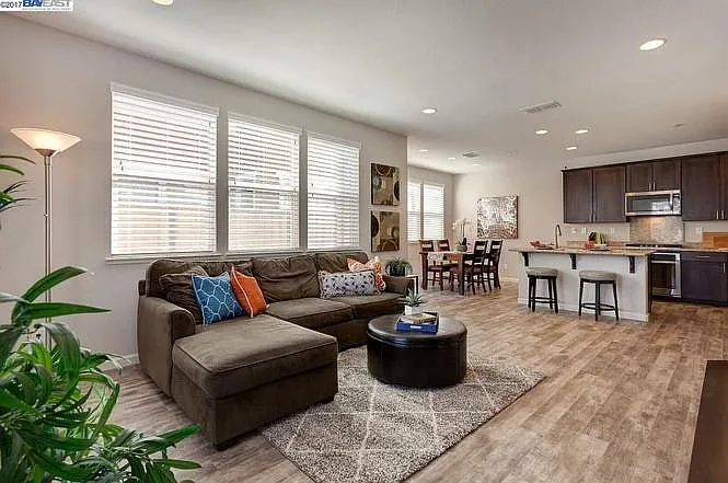 938 Flurry Dr — Photo 2