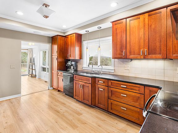 3rd image of 485 Hall Rd