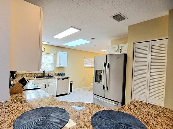 Spacious Kitchen with Breakfast Bar