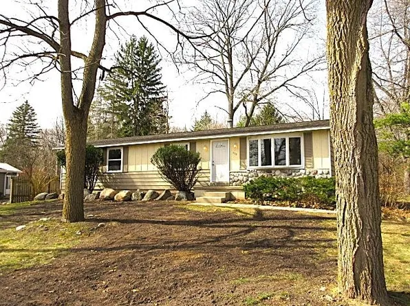 708 Carnes St, Fenton, MI 48430