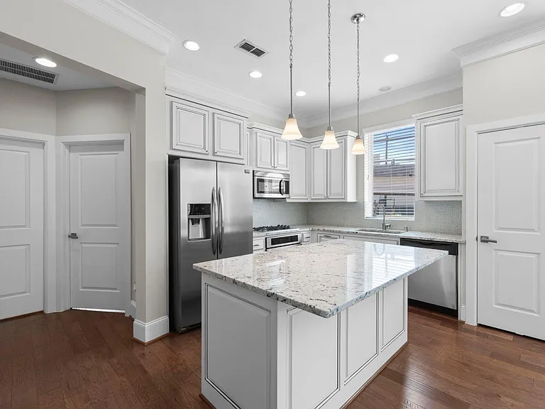 702 N Shepherd Dr — Photo 8