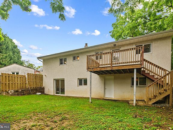 4th image of 190 Maple Ave