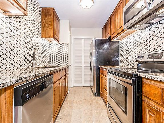 3rd image of 2325 Catalina Dr