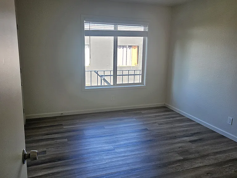 550 Clarinada Ave #0 — Photo 4
