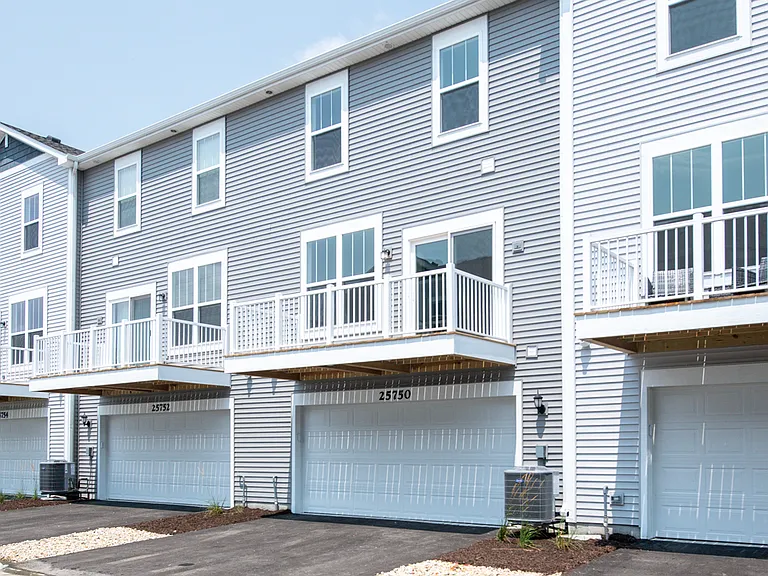 25750 W Yorkshire Dr #25750 — Photo 25