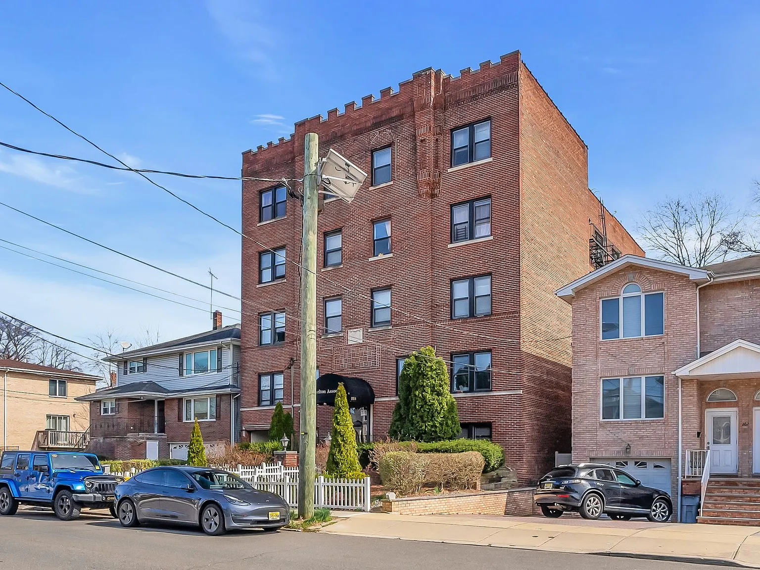 Palisades Apartments — Photo 1
