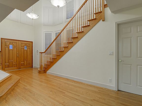4th image of 934 Lakeview Way
