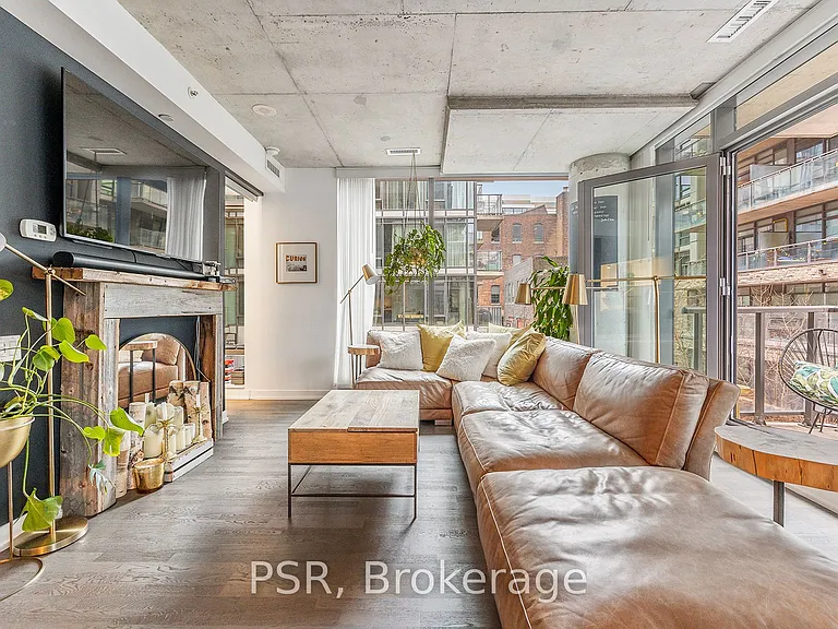 560 King St W #203 — Photo 9