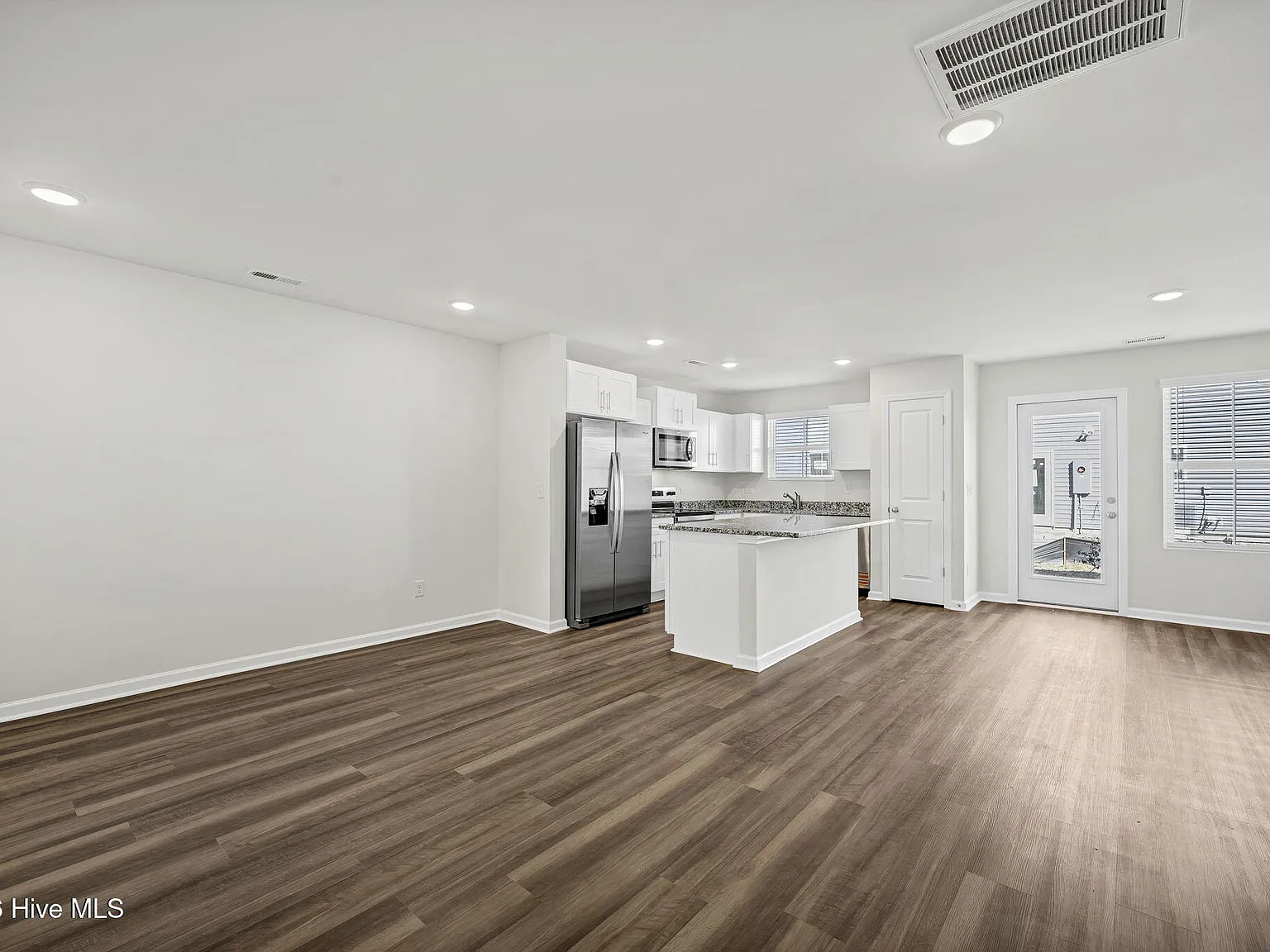 3 bed, 2.5 bath, 1431 sqft, $2,150 — Photo 4