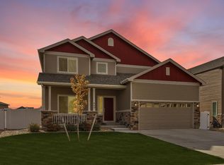 860 Shirttail Peak Dr, Windsor, CO 80550