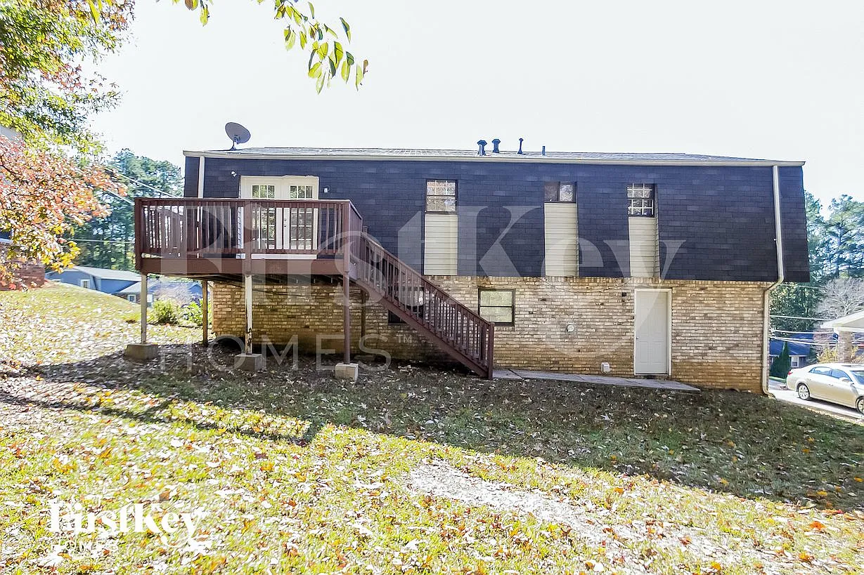 4 bed, 2.5 bath, 1864 sqft, $2,235 — Photo 2
