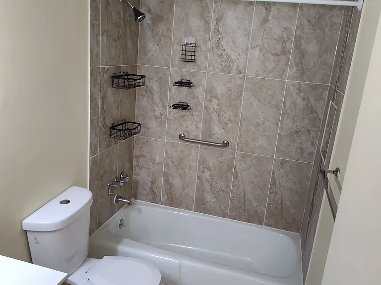 Windsor House Apartments — Photo 20