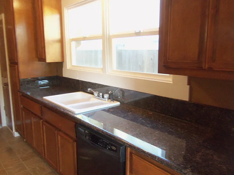 929 W 22nd St — Photo 10