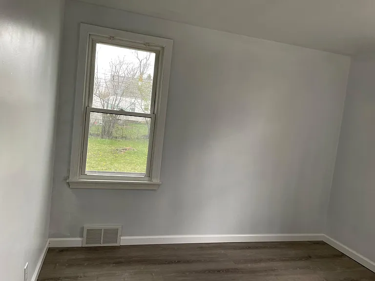 105 Mona Dr — Photo 3