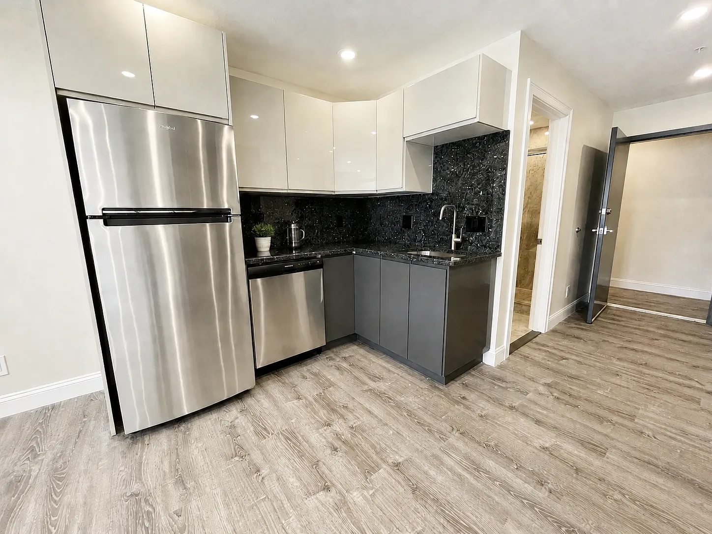 Studio, 400 sqft, $2,500 — Photo 2