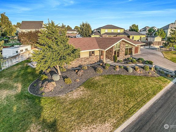 2nd image of 209 Pelican Drive SE