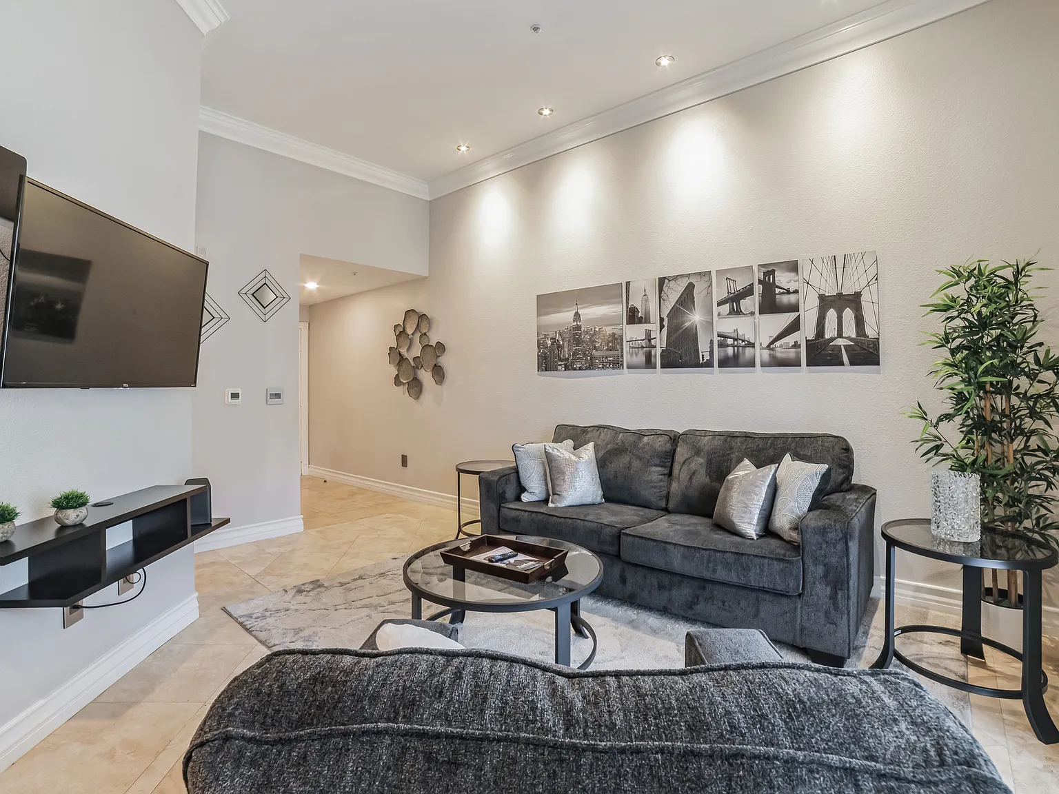 Top Floor Condo in heart of Las Vegas! Resorts amenities! — Photo 2