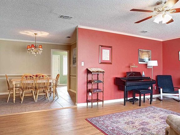 3rd image of 5 Evergreen Dr