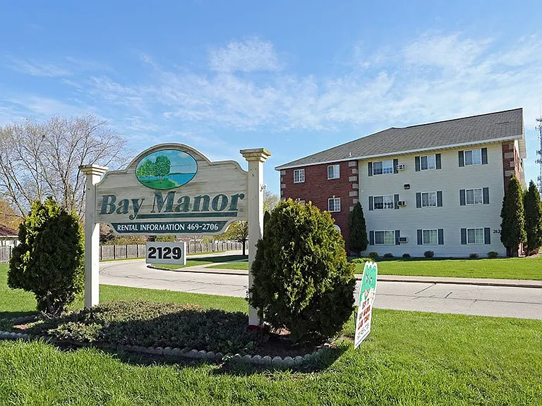 BAY MANOR APARTMENTS — Photo 6