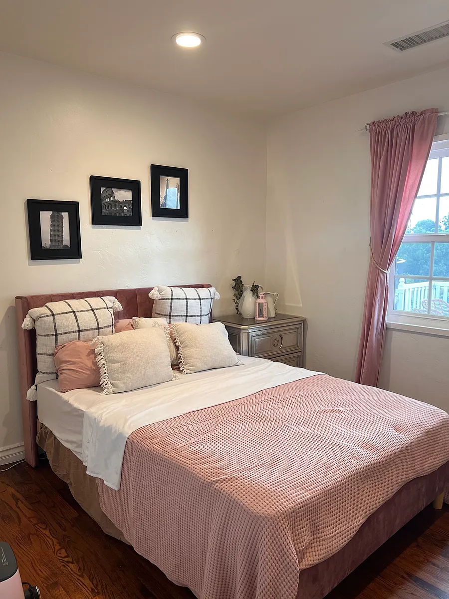 Building Photo - Casita Way