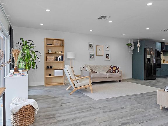 4th image of 4868 Sheridan St #5