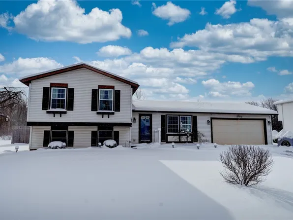 27 Woodstock Ln, Brockport, NY 14420