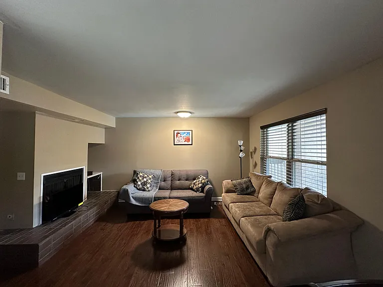 600 NW 4th St #205 — Photo 4