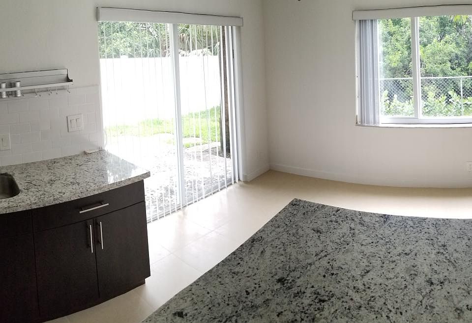 1st image of 4115 Woodside Dr APT A