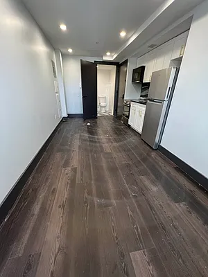 Rented by Delmark Realty LLC | media 32