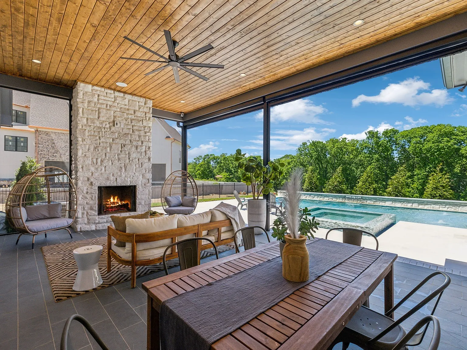 6 bed, 7.5 bath, 6912 sqft, $30,000 — Photo 3
