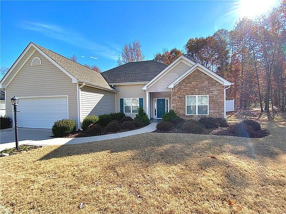 3rd image of 30 Green Cove Ct