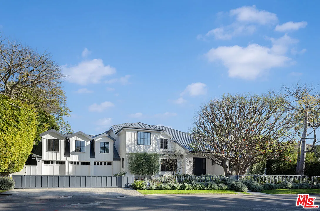 6 bed, 6.5 bath, 8210 sqft, $60,000 — Photo 1