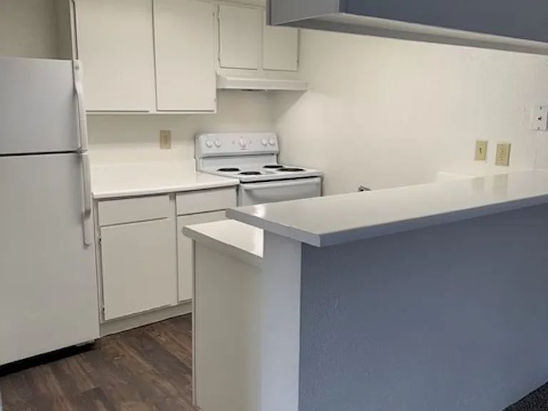 Emerald Cove Apartments — Photo 75