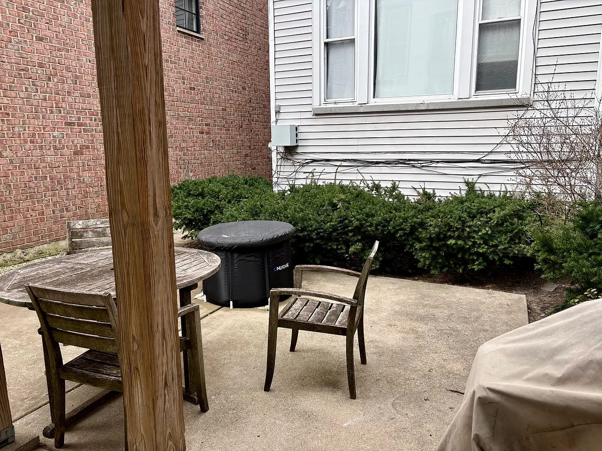 Shared front patio - 2639 N Racine Ave #CH