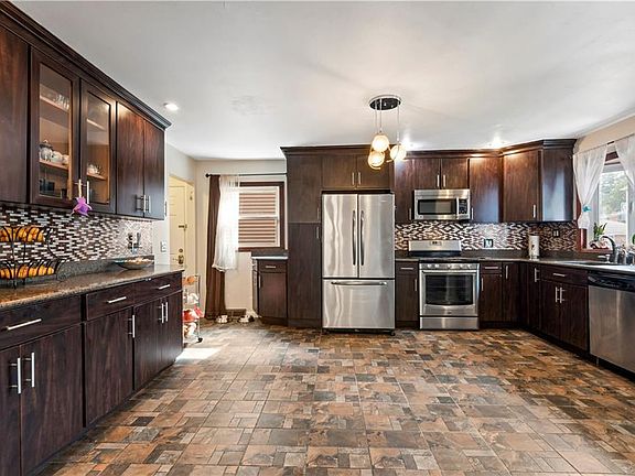 5th image of 195 Dongan Hills Ave