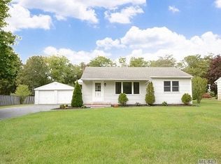 128 Pine St, East Moriches, NY 11940