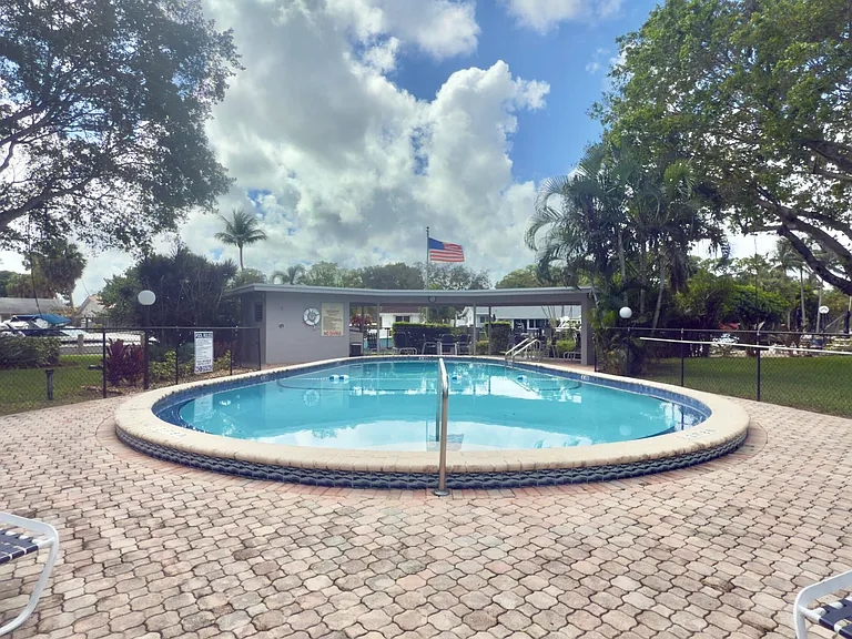 1200 SW 12th St #305 — Photo 5