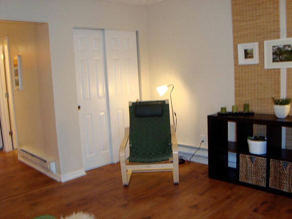 2nd image of 256 Lyndhurst Pl
