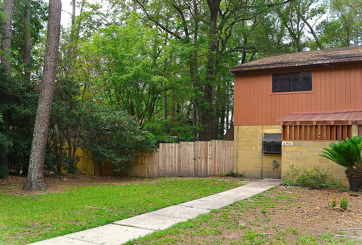 Building Photo - 6941 SW 45th Ave
