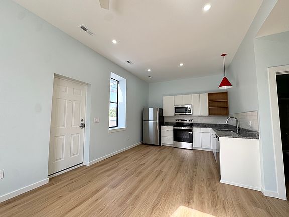 2nd image of 517 Gillis St #303