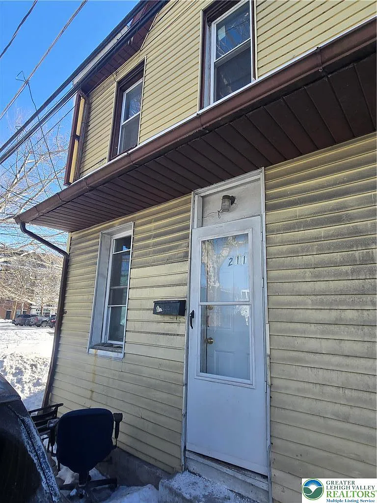 2 bed, 1.0 bath, $1,250 — Photo 1