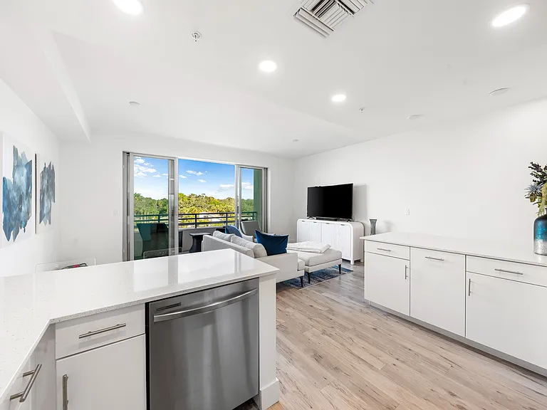 1709 N Tamiami Trl — Photo 8