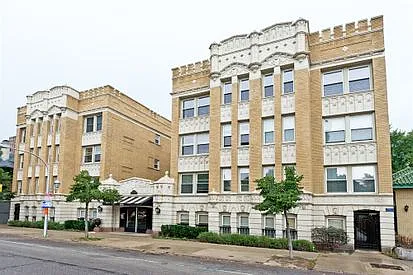 4240 N Clarendon Ave APT 401S photo 1
