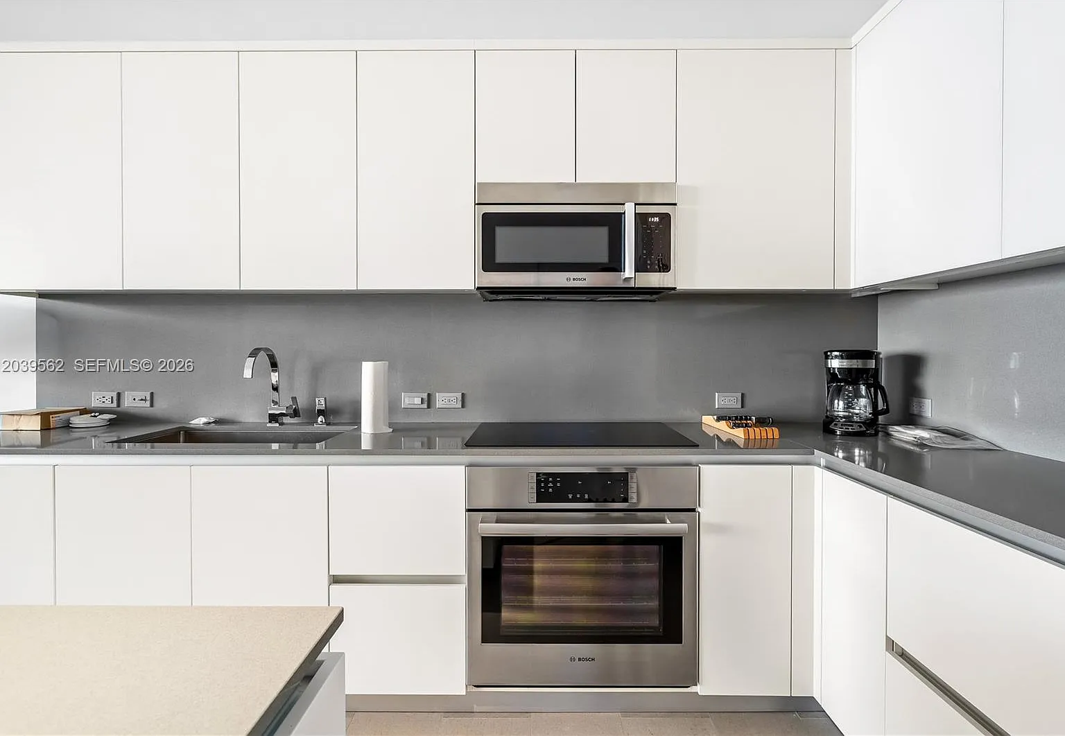 Rise Condo — Photo 2