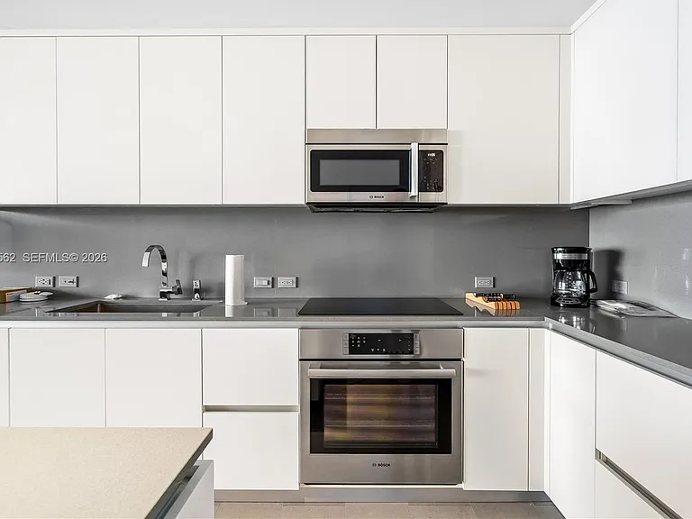 88 SW 7th St #1006 — Photo 2