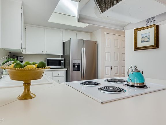 BRIGHT CLEAN KITCHEN