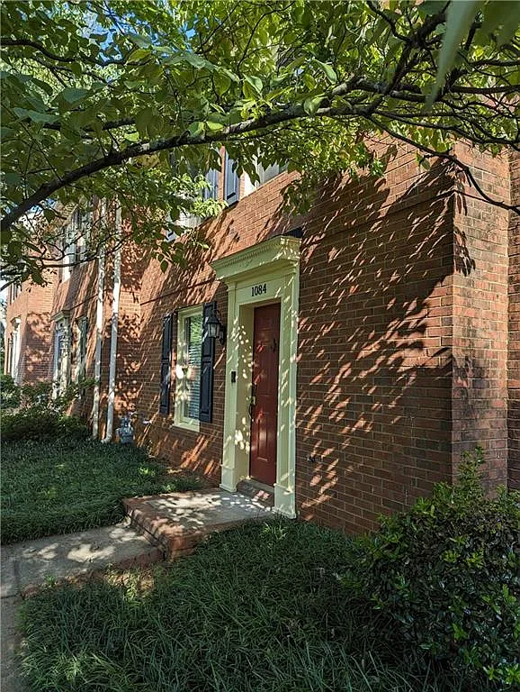 1084 Old Roswell Rd photo 1